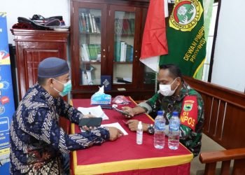 Koramil Manokwari Berikan Pin Sudah Vaksin pada Warga LDII