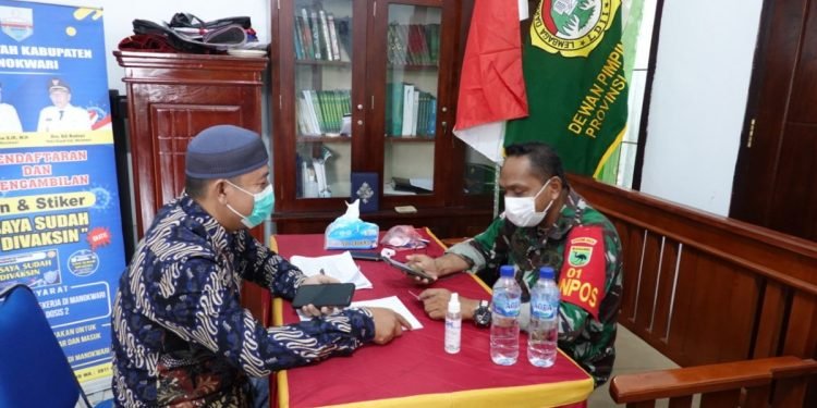 Koramil Manokwari Berikan Pin Sudah Vaksin pada Warga LDII